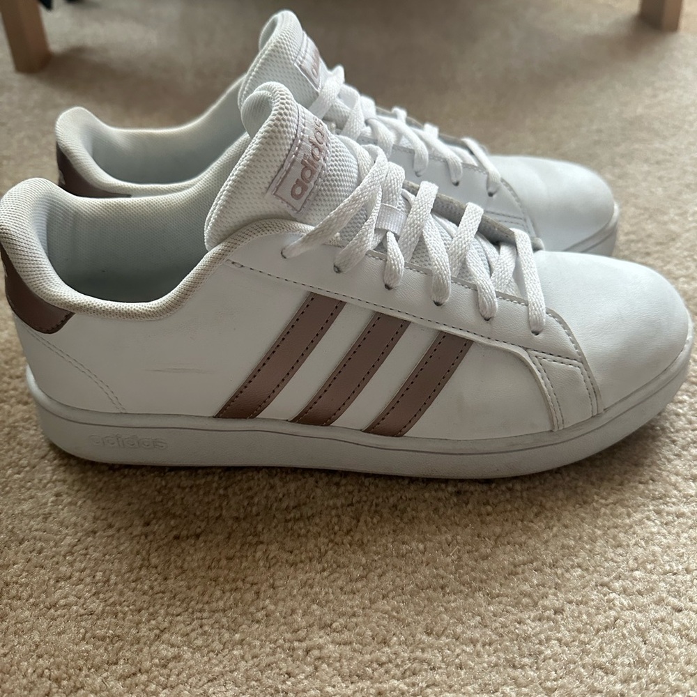 SOLD ADIDAS Grand Court Sneaker White/Vapour Grey Metallic/Granite Kid 6/WM 8